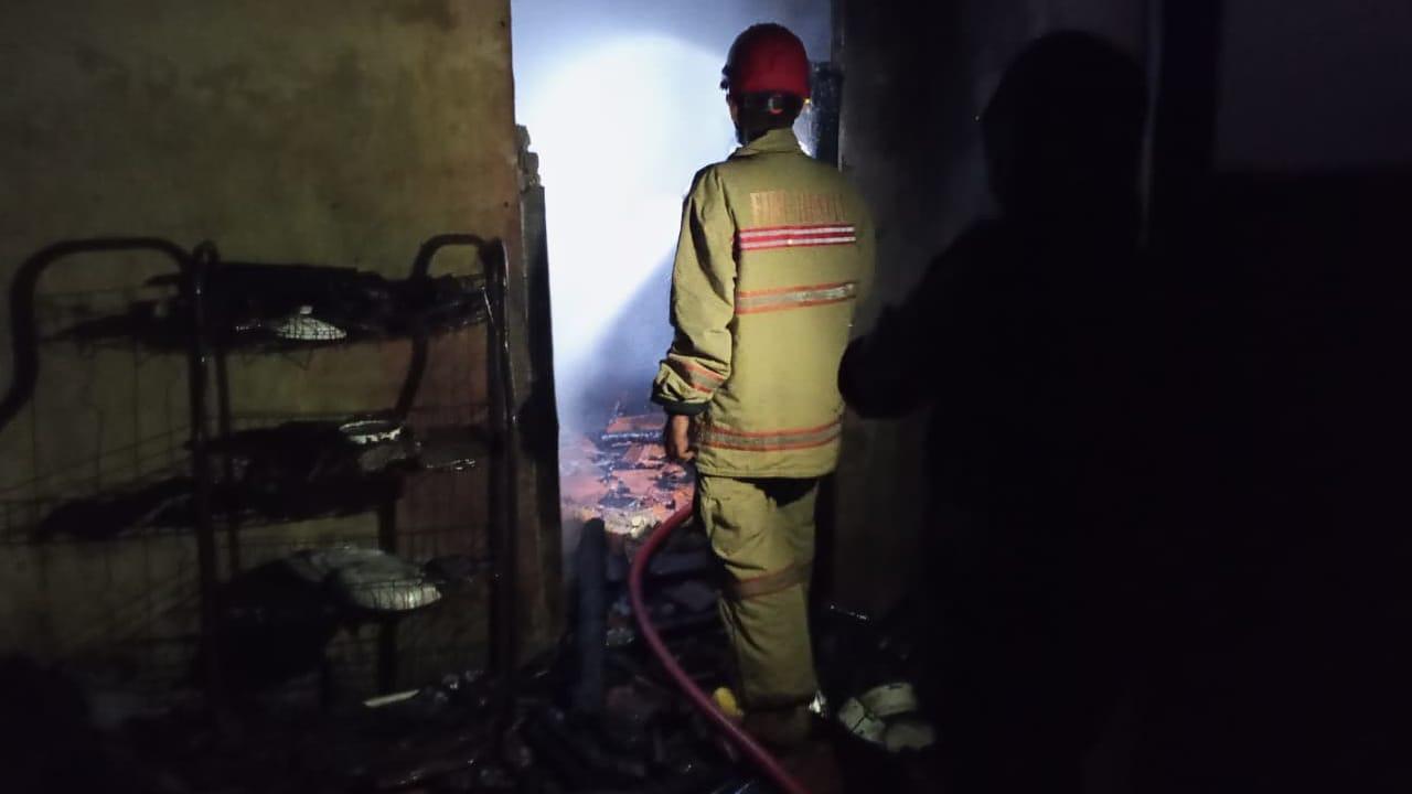 Rumah Warga Gardujaya Terbakar Akibat Tungku, Petugas Damkar Kawali Bergerak Cepat Padamkan Api