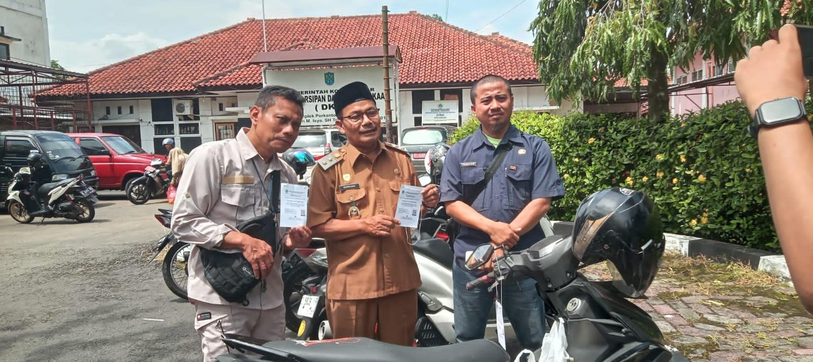 Unik! Motor Nunggak Pajak di Kota Banjar Dikalungi Surat Pemberitahuan