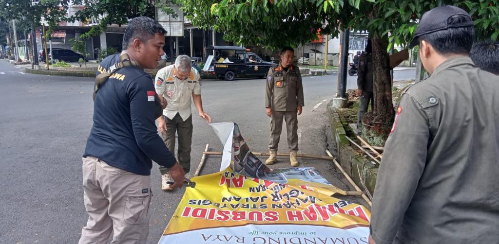 Satpol PP Kota Banjar Tertibkan Ratusan Reklame Tak Sesuai Aturan