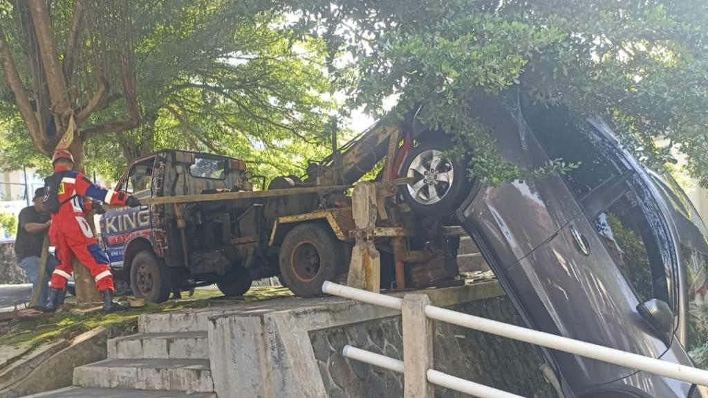 Mobil HR-V Terperosok di Area Kampus Unigal Ciamis, Damkar Gerak Cepat Lakukan Evakuasi