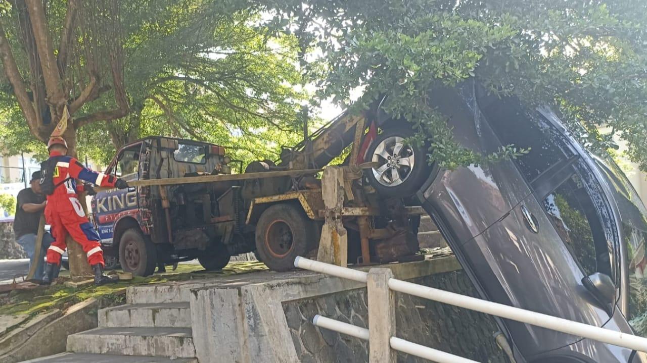 Mobil HR-V Terperosok di Area Kampus Unigal Ciamis, Damkar Gerak Cepat Lakukan Evakuasi