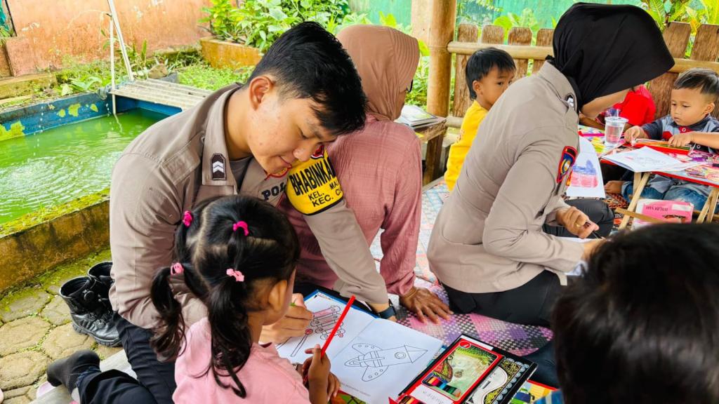 Humanis dan Edukatif, Bhabinkamtibmas Polsek Ciamis Mengajar Anak Panti Asuhan Al Marhamah