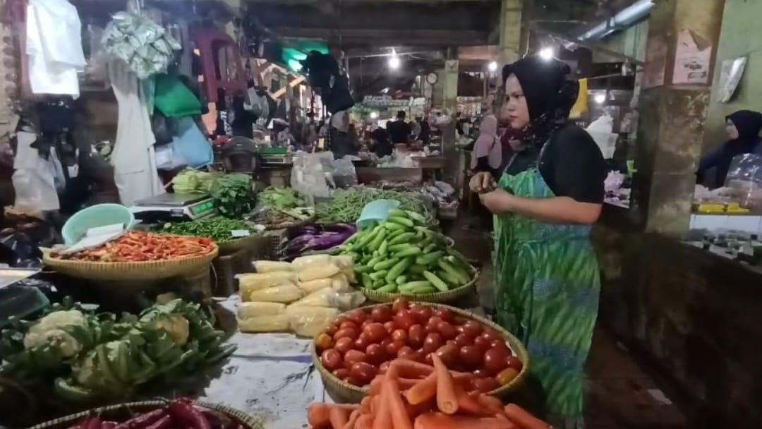 Jelang Nataru, Harga Cabai hingga Daging Ayam di Pasar Subuh Ciamis Melonjak