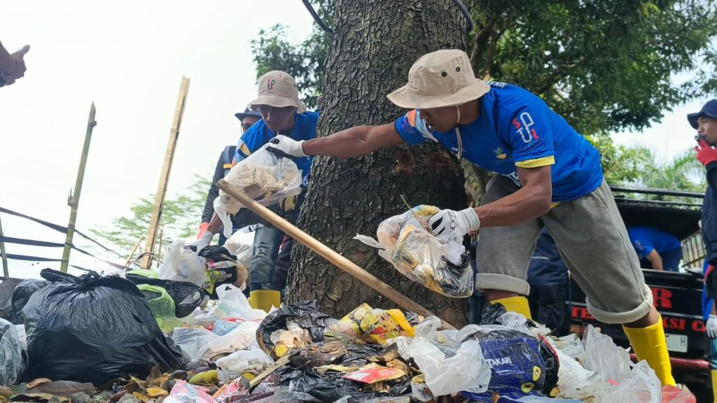 Belajar dari Mereka: Saat ODGJ Yayasan Mentari Hati Tasikmalaya Bersihkan Sampah yang Dibuang Orang Waras di TPS Liar