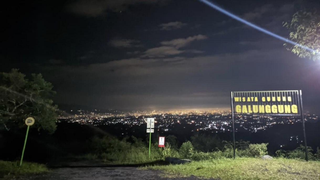 City Light Kota Tasikmalaya dari Gunung Galunggung, Sensasi Menikmati Kembang Api Malam Tahun Baru 2026 dari Ketinggian