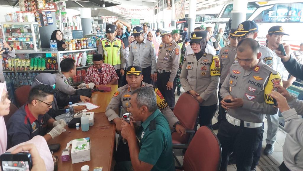 Pastikan Sopir Bebas Narkoba, Polres Tasikmalaya Kota Gelar Tes Urine Massal di Terminal Indihiang