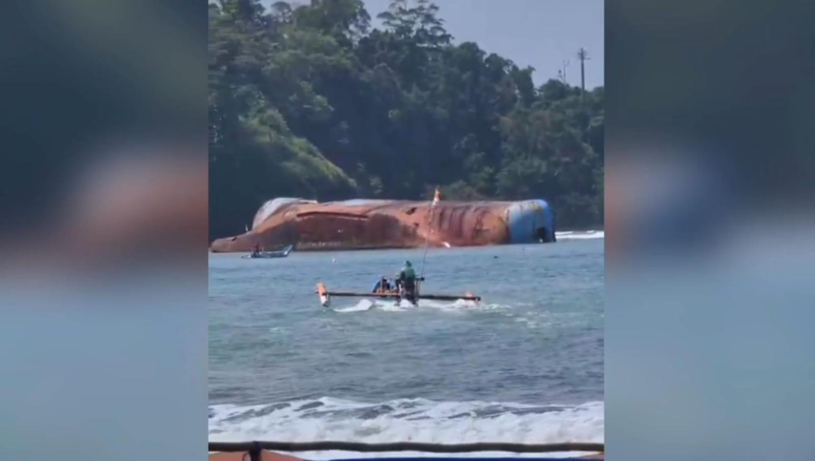 Wisatawan Tasikmalaya Tewas Usai Lompat dari Bangkai Kapal Viking Pangandaran