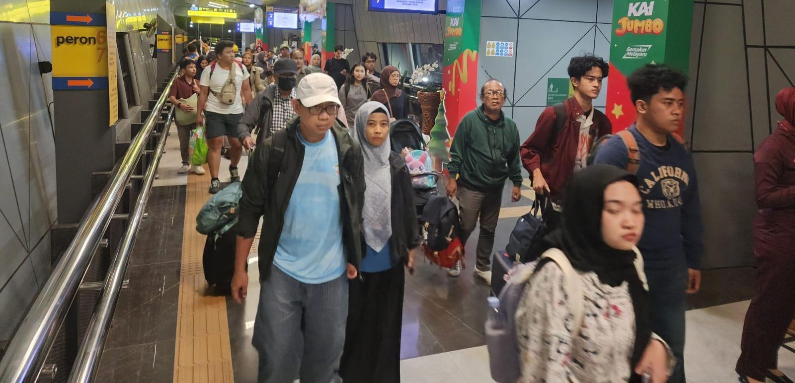 Jelang Natal, 130 Ribu Penumpang Padati Wilayah KAI Daop 2 Bandung