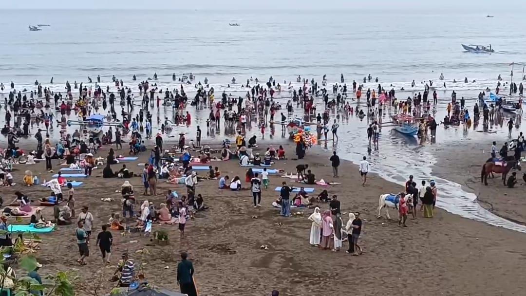 Libur Natal dan Tahun Baru 2026, Pantai Pangandaran Dipadati Ribuan Wisatawan