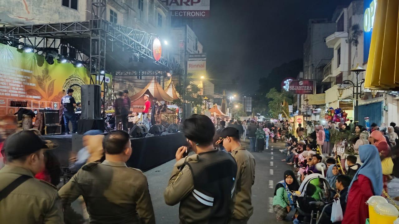 Malam Tahun Baru 2026: Ribuan Warga Padati Malioboro-nya Tasikmalaya