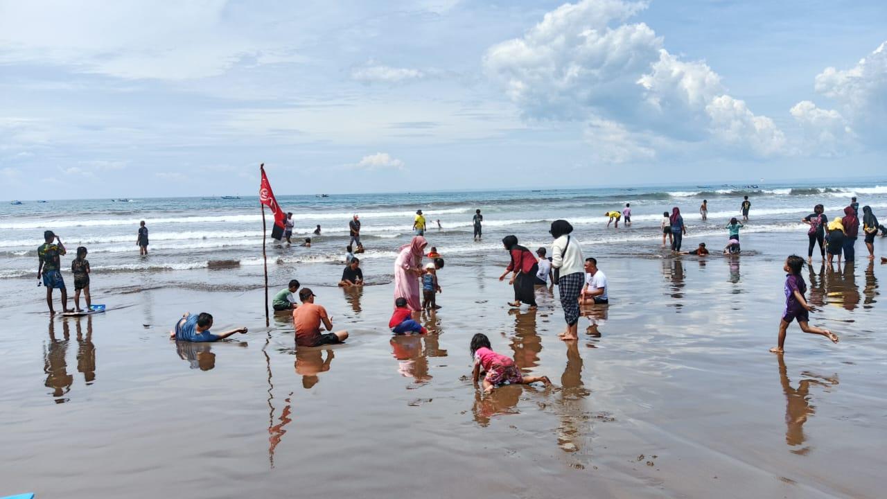 Jelang Akhir Libur Nataru 2026, Ribuan Wisatawan Kunjungi Pantai Pangandaran