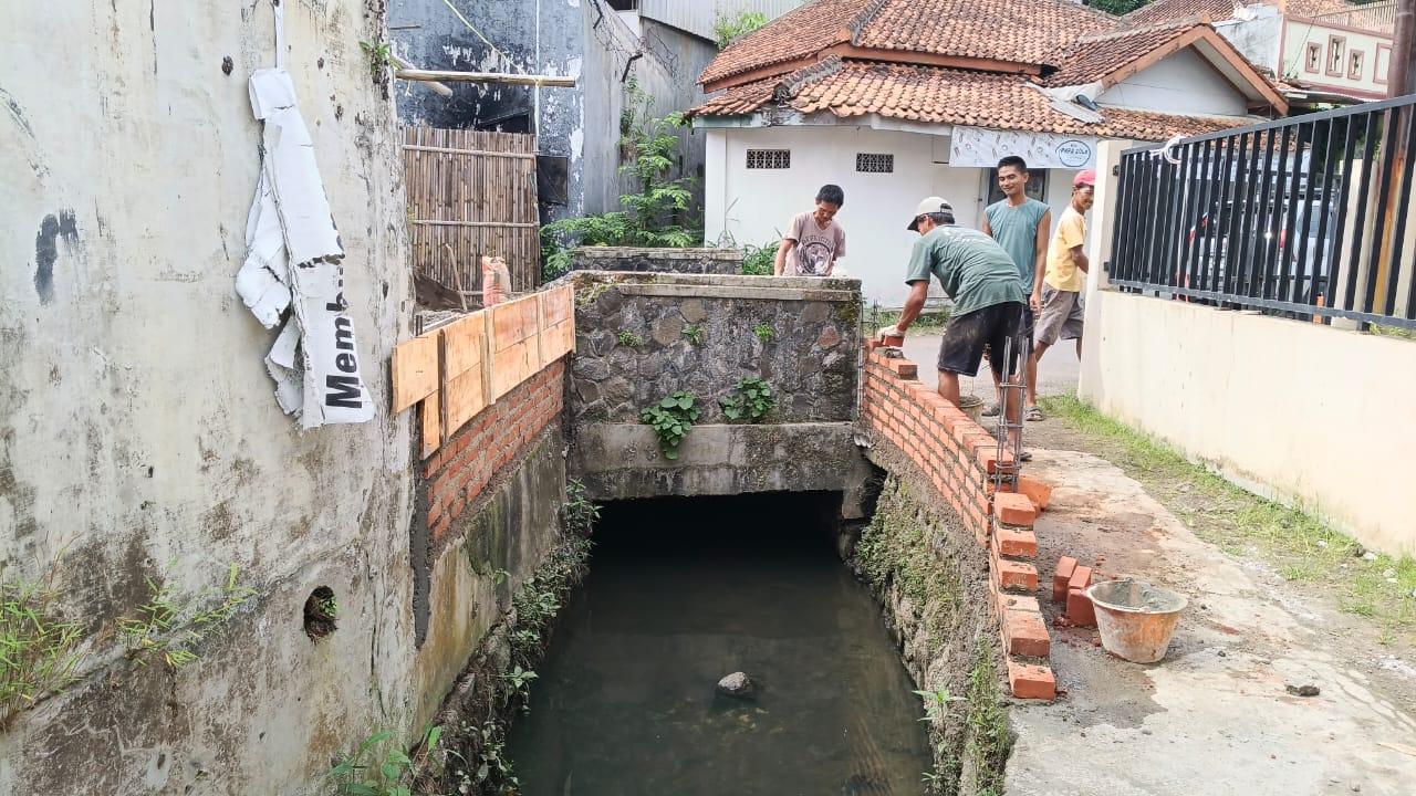 Warga Bangun Benteng Selokan di Cibaregbeg Tasikmalaya Usai Bocah Hanyut