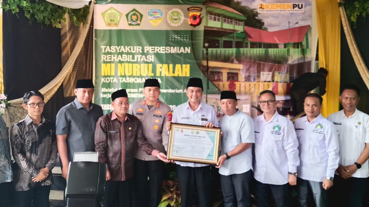 Resmikan Rehabilitasi Ruang Kelas MI Nurul Falah Bungursari, Diky Candra: Ini Menjadi Semangat Baru!