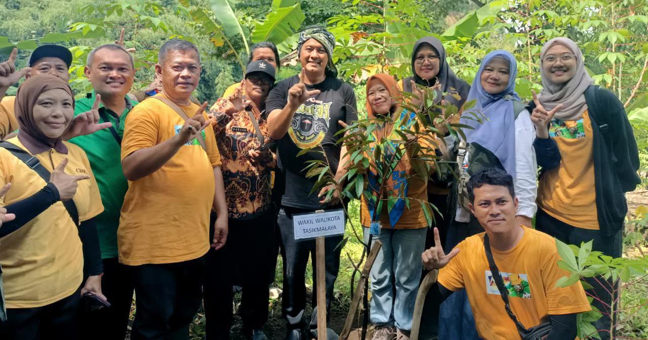 Jumat Menanam di Mangkubumi, Diky Candra Ajak Warga Tasikmalaya Rawat Alam Sejak Dini