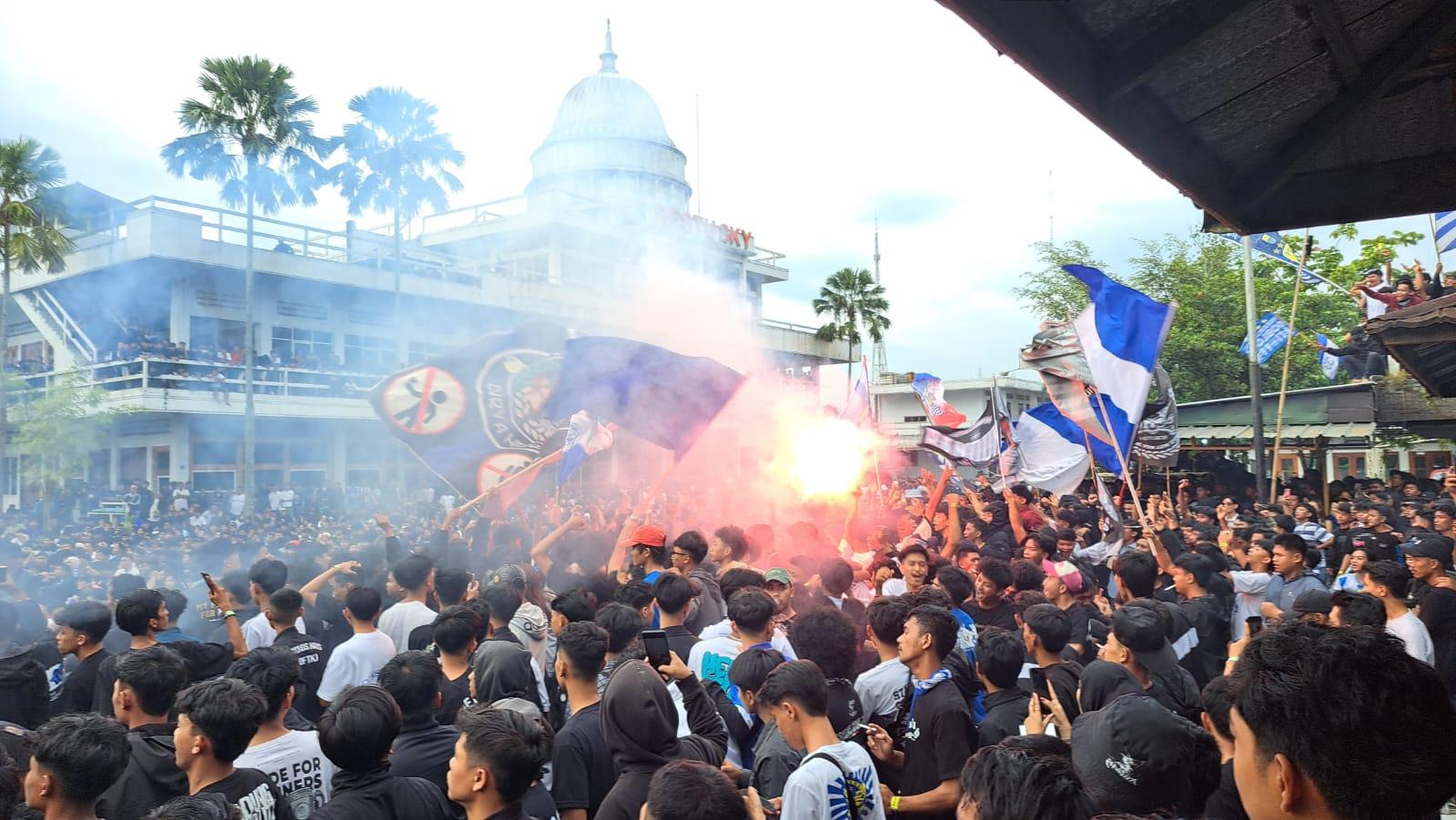 Persib Tekuk Persija 1-0, Puncaki Klasemen Putaran Pertama Liga 1, Bobotoh Tasikmalaya Suka Bungah!
