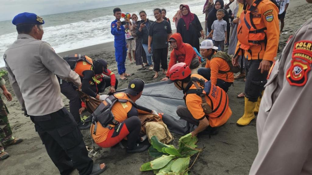 Tim SAR Gabungan Temukan Korban Tenggelam di Pantai Pamayangsari Tasikmalaya dalam Kondisi Meninggal