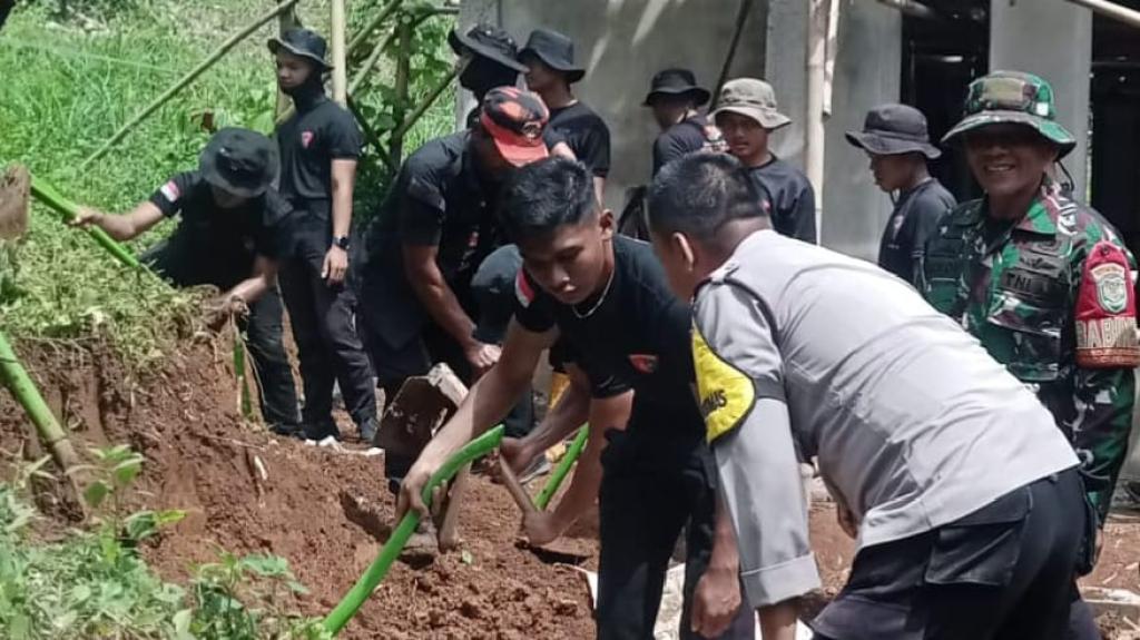 Bakti untuk Negeri di Bojongmengger Ciamis, Polsek Cijeungjing dan Brimob Bangun Mushola Bersama Warga