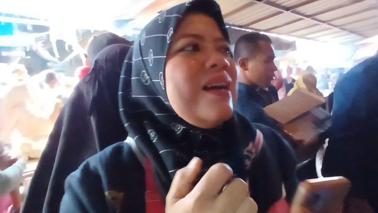 Tak Peduli Dijaga Ketat, Pedagang Sayur Pasar Cikurubuk Ini Bahagia Bisa Foto Langsung dengan Wapres Gibran