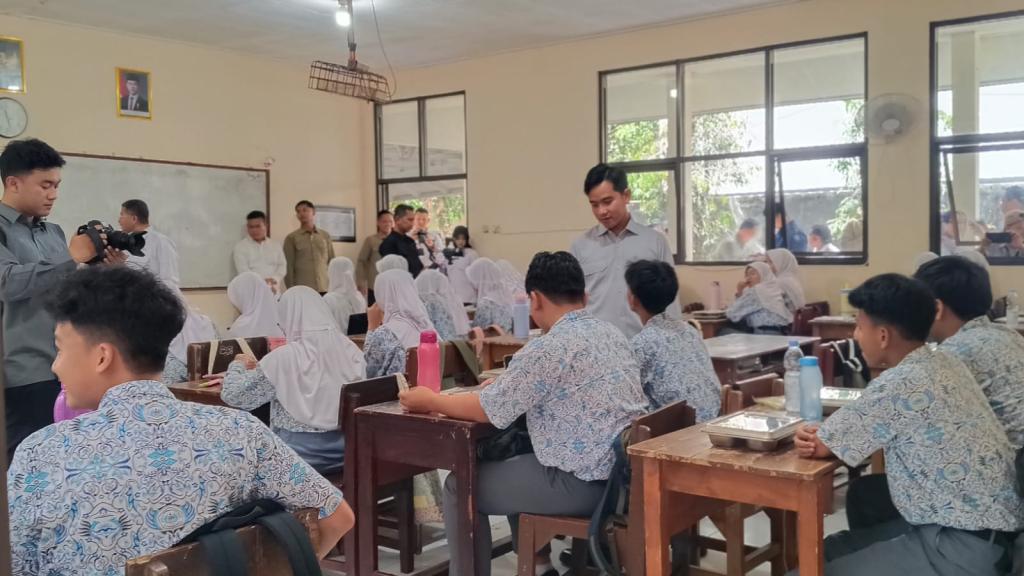 Wapres Gibran Tinjau Program Makan Bergizi Gratis dan Bagikan Alat Tulis di SMAN 2 Kota Tasikmalaya