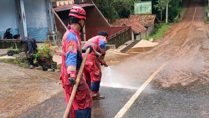 Tak Hanya Padamkan Api, Damkar Kawali Turun Tangan Bersihkan Jalan di Cipaku Ciamis