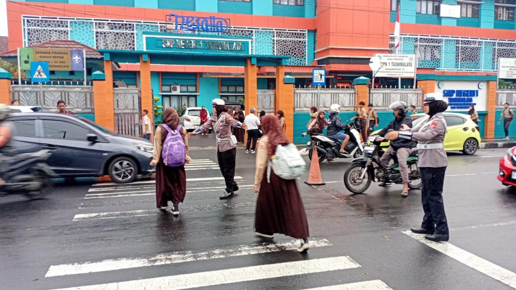 Polwan Satlantas Polres Tasikmalaya Kota Hadir Atur Lalu Lintas Pagi, Antar Pelajar Menyebrang dengan Aman