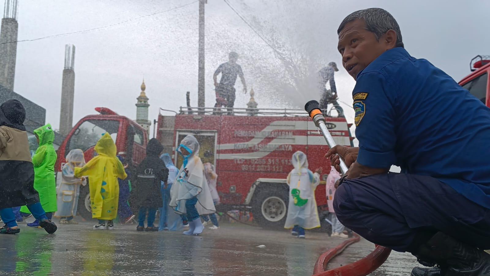 Polwan Satlantas Polres Tasikmalaya Kota Hadir Atur Lalu Lintas Pagi, Antar Pelajar Menyebrang dengan Aman