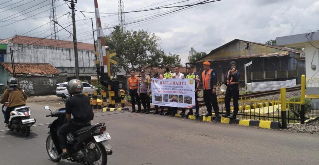 14 Kejadian di Tahun 2025, KAI Daop 2 Bandung Imbau Pengguna Jalan Tertib di Perlintasan Sebidang