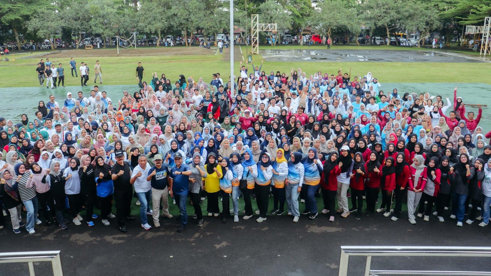 Kompak dan Solid! ASN Ciamis Lintas OPD Gelar Senam dan Bersih-Bersih Bersama di Taman Lokasana