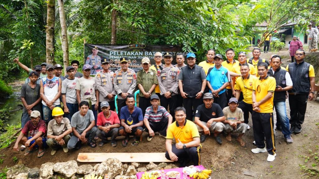 Aksi Nyata Polres Pangandaran Bangun Jembatan Setia, Selamatkan Akses Ratusan Pelajar dan Warga Antar Desa