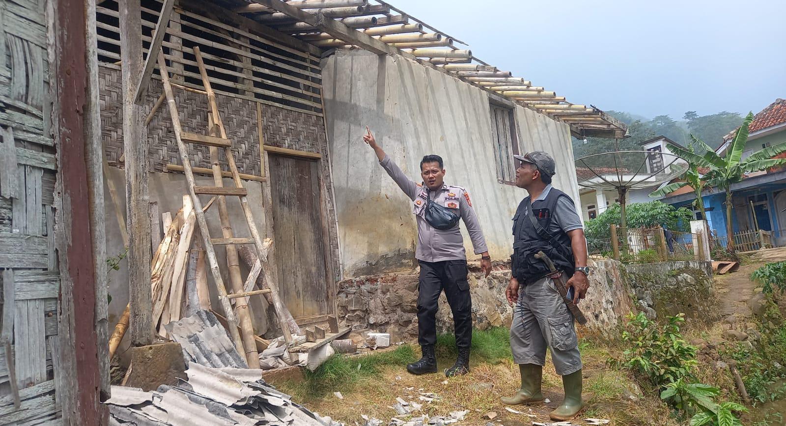 Atap Rumah Warga Rusak Diterjang Angin Puting Beliung, Polsek Kadipaten Gercep Lakukan Pengontrolan