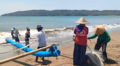 Nelayan Pangandaran Tetap Berjuang di Tengah Cuaca Buruk, Hasil Tangkapan Menurun Drastis
