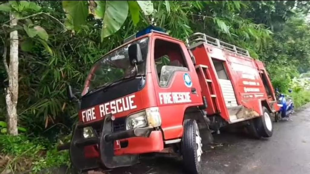 Mobil Damkar Kota Banjar Terperosok Saat Bersihkan Jalan, Kendaraan Sudah Berusia Lebih dari 20 Tahun