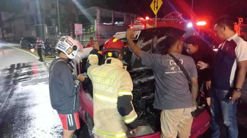Diduga Korsleting Audio, Mobil Sedan Terbakar di Jalan Raya Ciamis–Banjar
