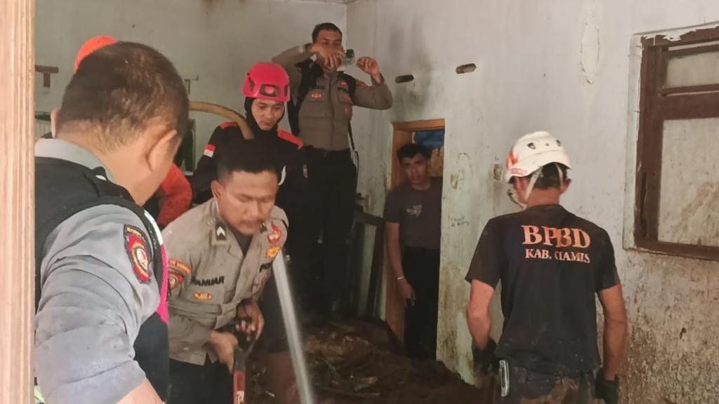 Tanah Longsor di Ciamis Tewaskan Lansia, Polres Turun Langsung Bantu Penanganan