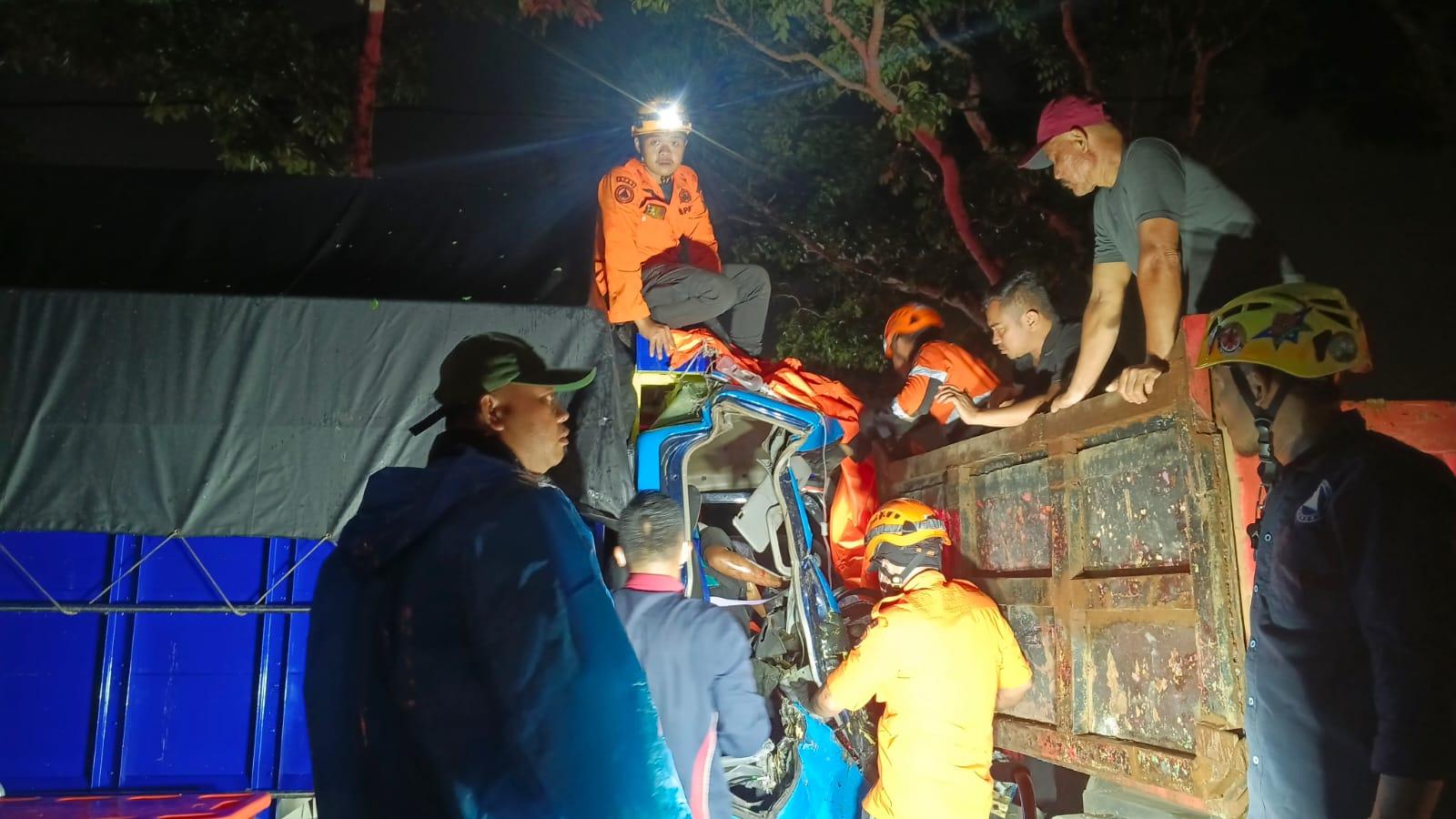 Dramatis! Evakuasi Kecelakaan Dua Truk di Jalan Sewaka Tasikmalaya, Sopir Terjepit Berhasil Diselamatkan