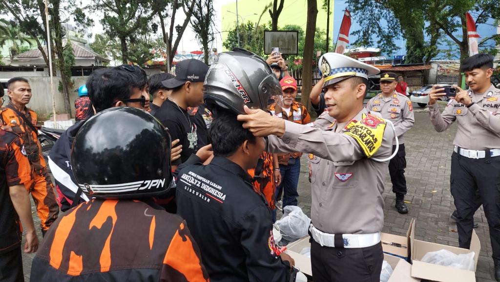 Operasi Keselamatan Lodaya 2026, Satlantas Polres Tasikmalaya Kota Bagikan Helm SNI kepada Massa Aksi dan Ajak Tertib Berlalu Lintas