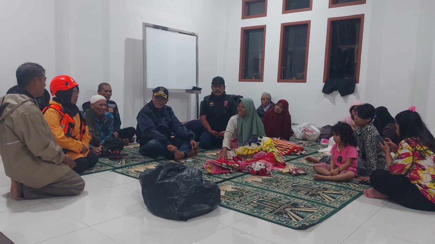 Banjir Terjang Pamarican dan Cidolog, Bupati Ciamis Turun Langsung Tinjau Pengungsian Warga
