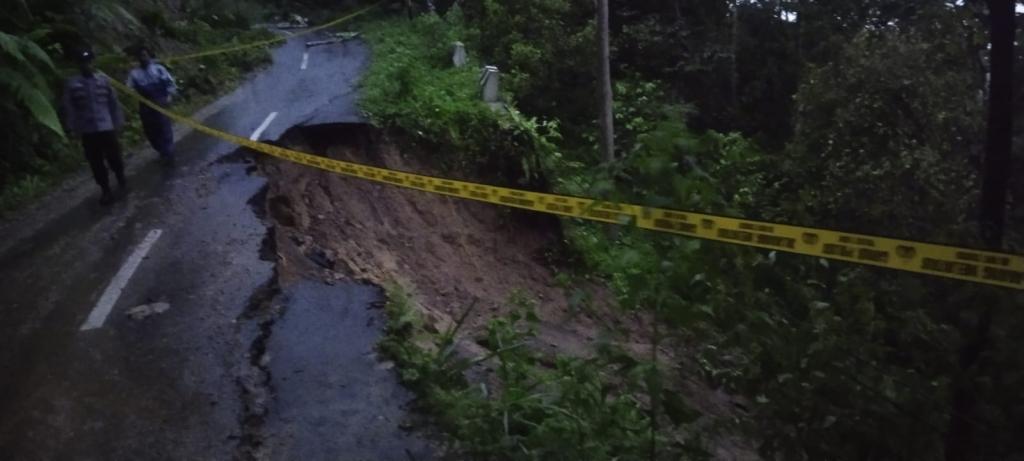 Longsor Tebing di Karangjaya Tasikmalaya Putus Akses Jalan, Dua Desa Terisolir