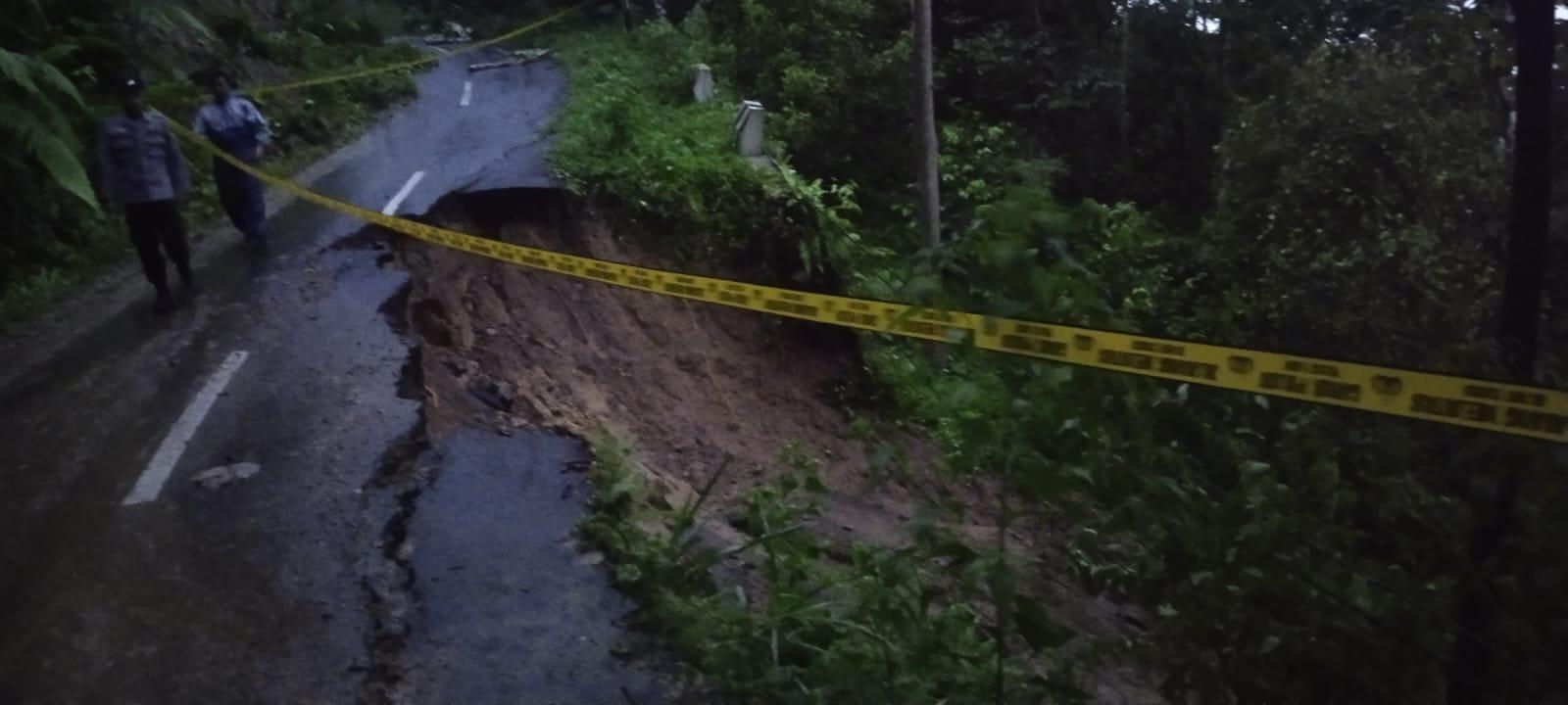 Longsor Tebing di Karangjaya Tasikmalaya Putus Akses Jalan, Dua Desa Terisolir