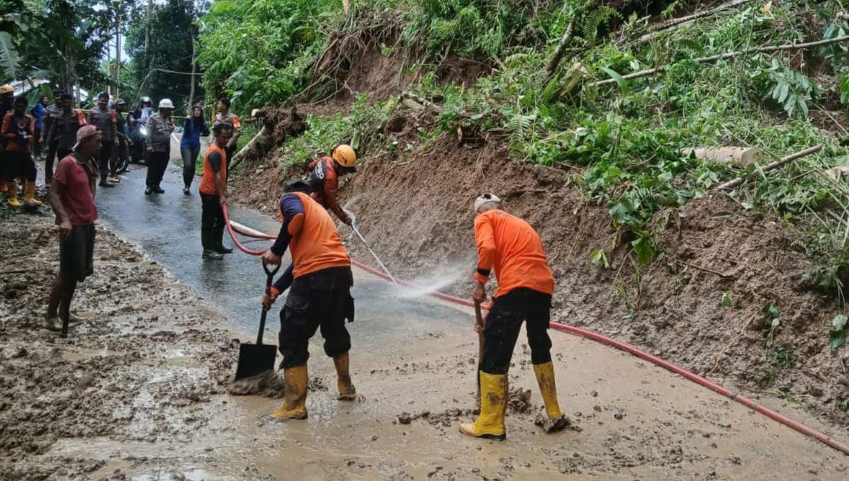 Sempat Tertimbun Longsor dan Tidak Bisa Dilewati, Jalan Penghubung Dua Desa di Tasikmalaya Kini Bisa Dilintasi