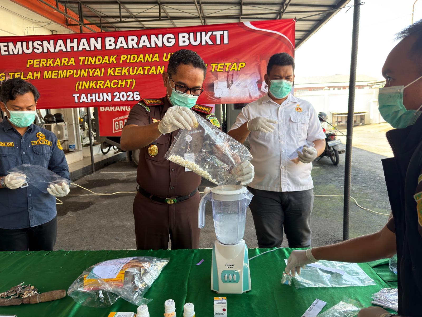 Kejari Kota Banjar Musnahkan Barang Bukti Perkara Inkracht, Sabu 50,77 Gram Ikut Dihancurkan