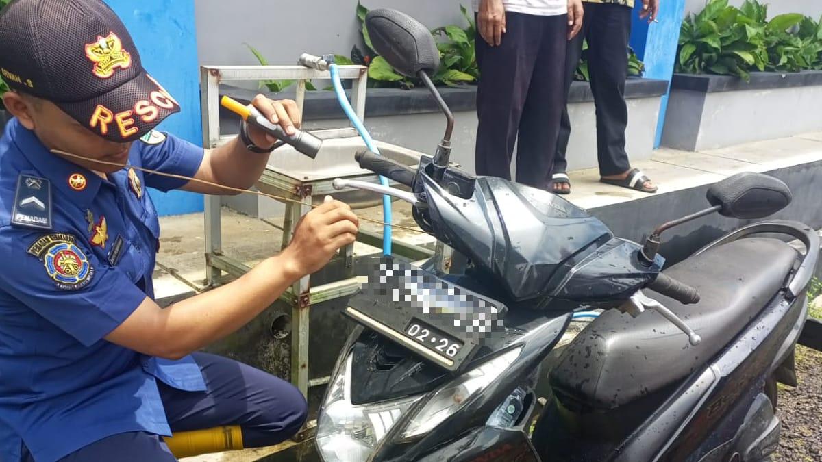 Penumpang Gelap di Dashboard: Ular Picung Numpang Motor di Kantor Dishub Ciamis
