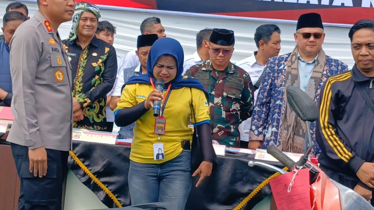 Motor Dicuri di Kosan, Nani Heryani Tak Henti Menangis Haru Saat Kendaraannya Dikembalikan Polisi