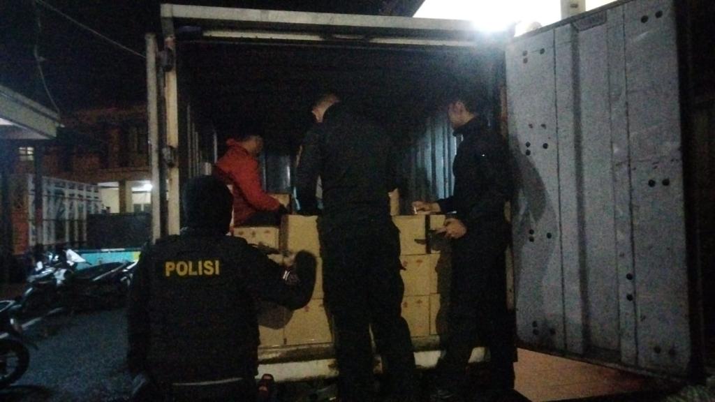 Tim Maung Galunggung Polres Tasikmalaya Kota Amankan Mobil Box Berisi Ribuan Botol Miras