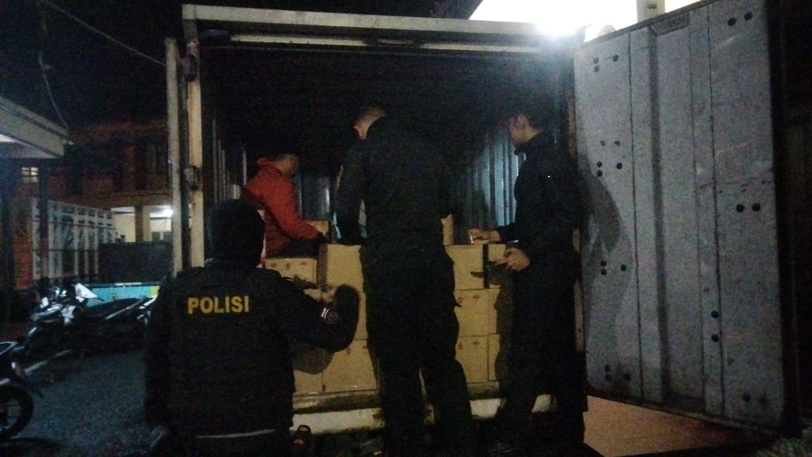 Tim Maung Galunggung Polres Tasikmalaya Kota Amankan Mobil Box Berisi Ribuan Botol Miras