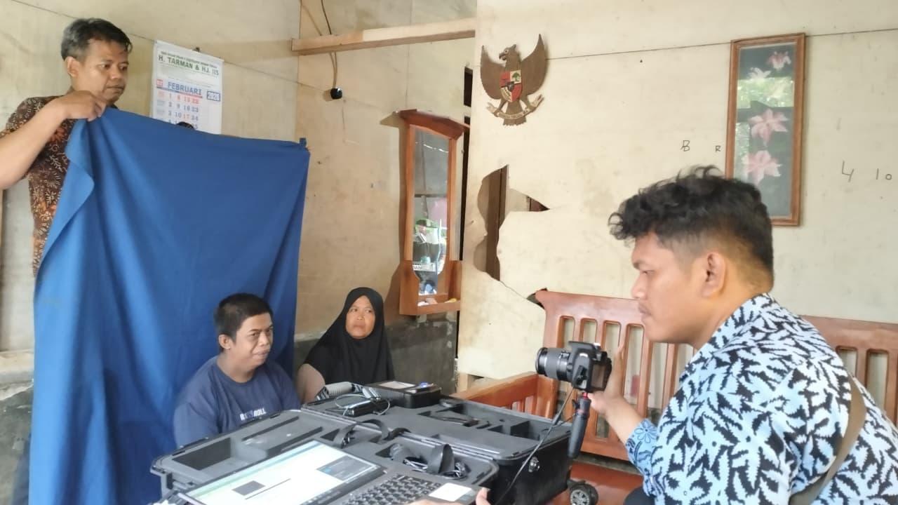 Ramadan Tetap Melayani: Lewat Jempol Gadis Manis, Disdukcapil Ciamis Door-to-Door Rekam KTP-el Warga Rentan