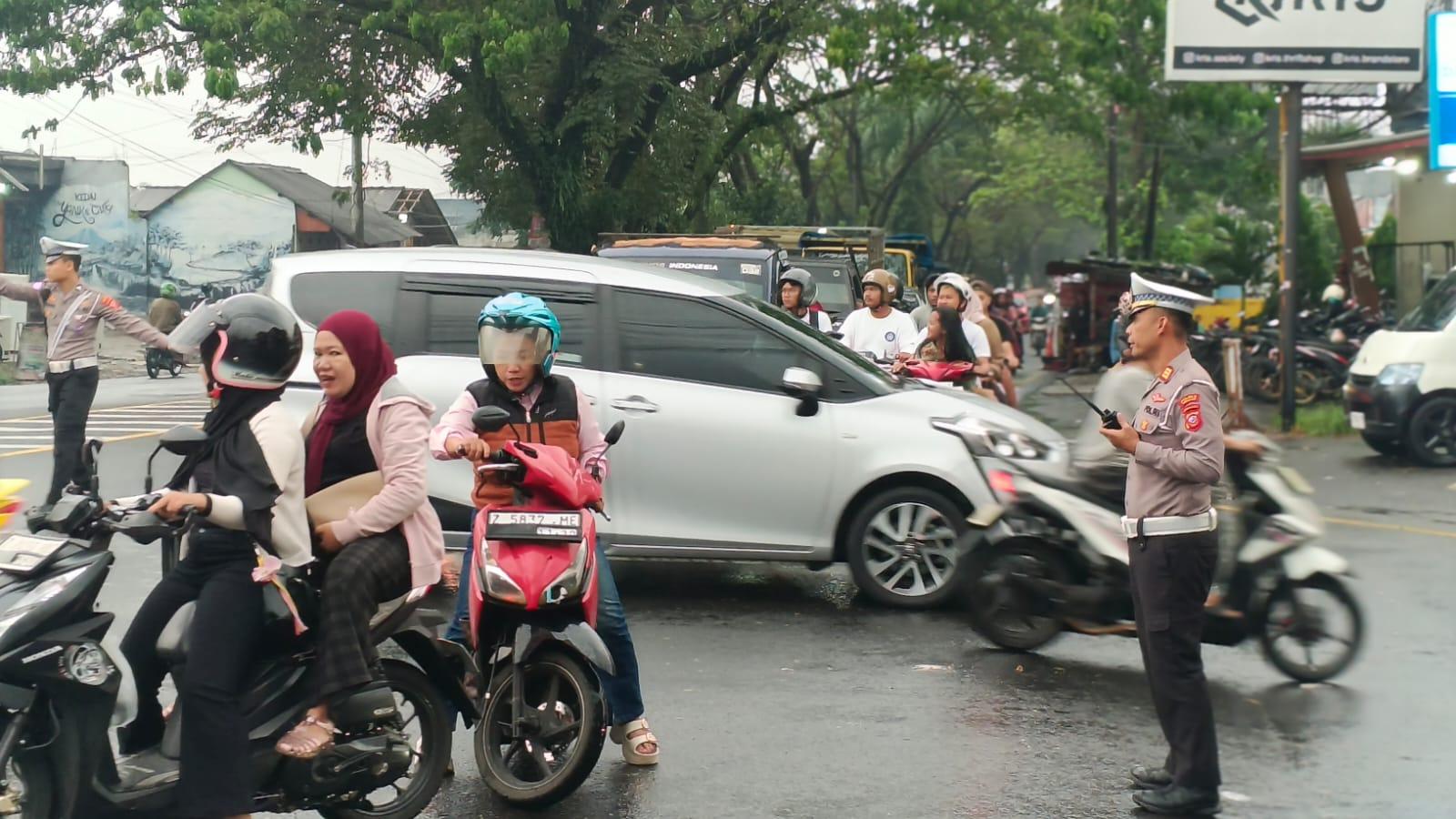 Ngabuburit Hari Ketiga Ramadan, Polisi Terapkan Sistem Buka Tutup di Bundaran Gobras Tasikmalaya