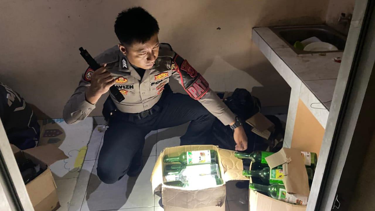 Pastikan Ramadan Aman, Polres Ciamis Ringkus Pengedar Miras di Baregbeg