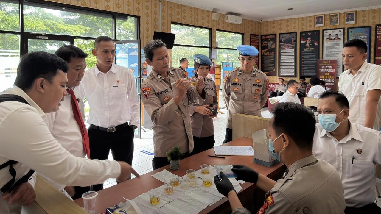 Cegah Penyalahgunaan Narkoba, Polres Tasikmalaya Kota Periksa Urine Personel Secara Acak