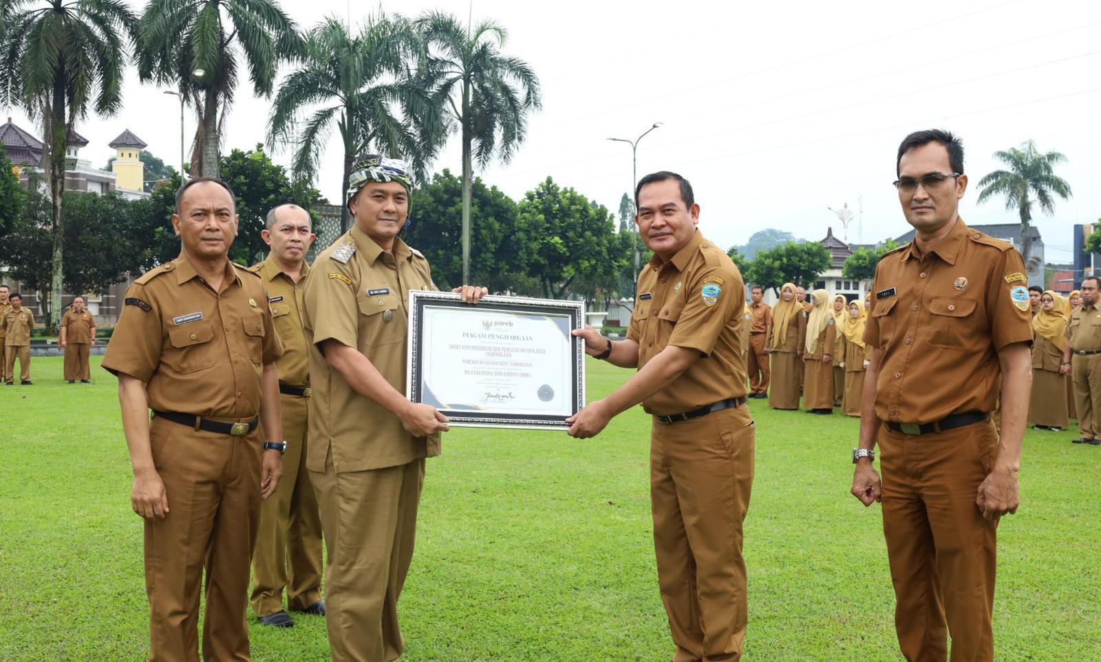 Diky Candra Serahkan Piagam WBK ke Disdukcapil: Integritas Harus Jadi Budaya Kerja, Bukan Sekadar Piagam